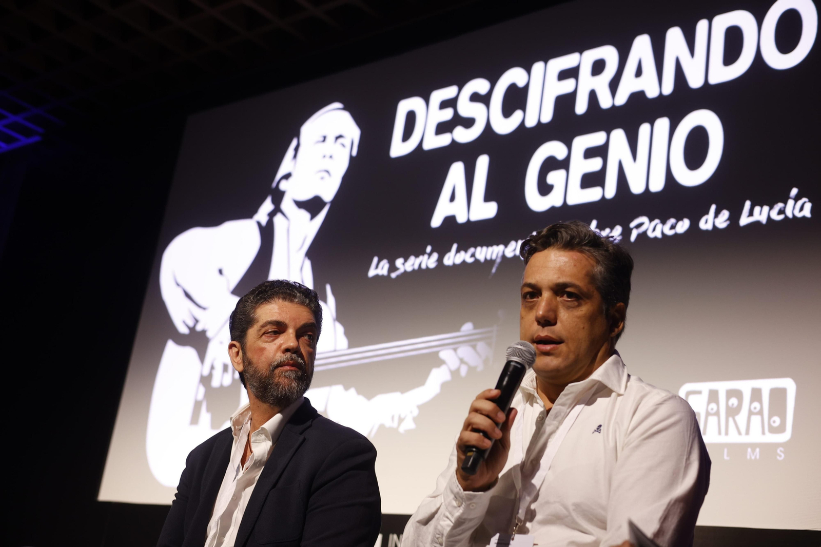 El guitarrista, y director de 'Descifrando al genio', José Carlos Gómez y el productor de la serie, Paco Ortiz.