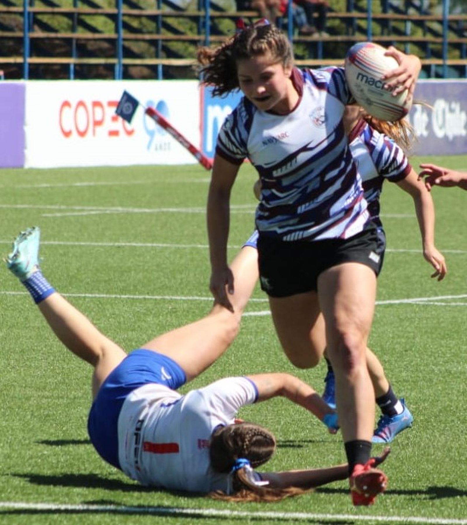 Valeria Vera escapa de sus rivales en un partido con su anterior equipo.