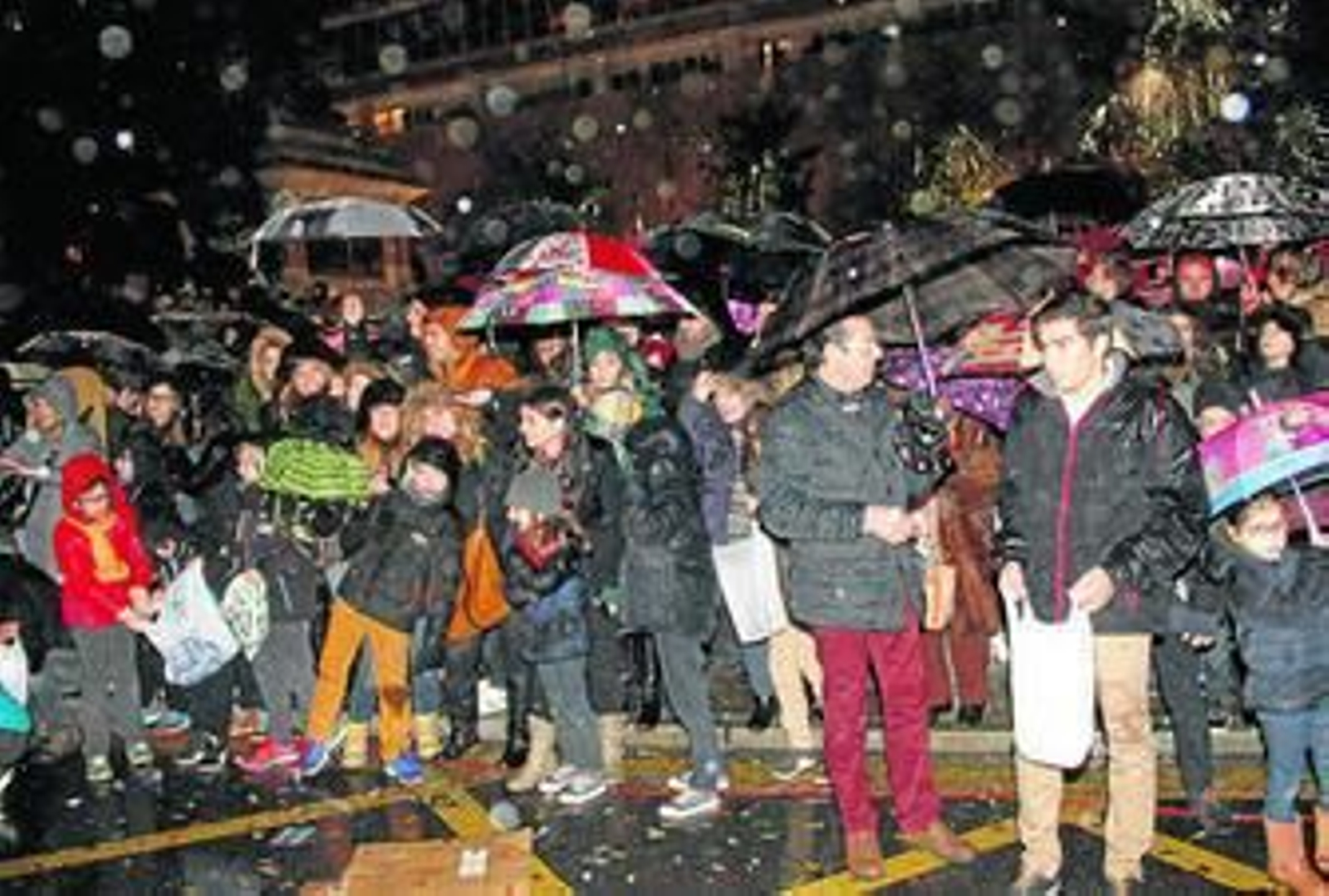 El día de la Cabalgata de Reyes reaparecieron el invierno y la lluvia en Granada tras meses escondidos..