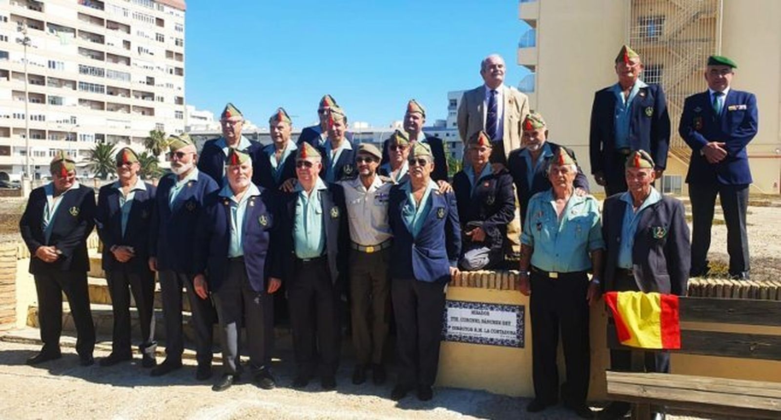 El grupo de asistentes al acto, tras la inauguración de la plaza del mirador de la Residencia Militar la Cortadura al TTE. Coronel Sánchez Gey.