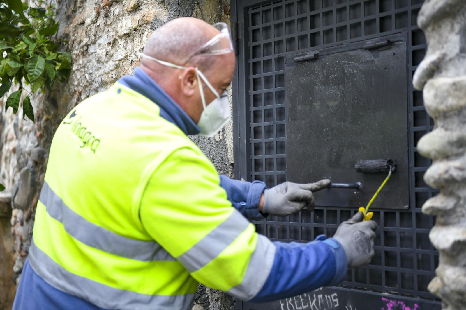 Fotos: acción contra el vandalismo y la suciedad en el Albaicín