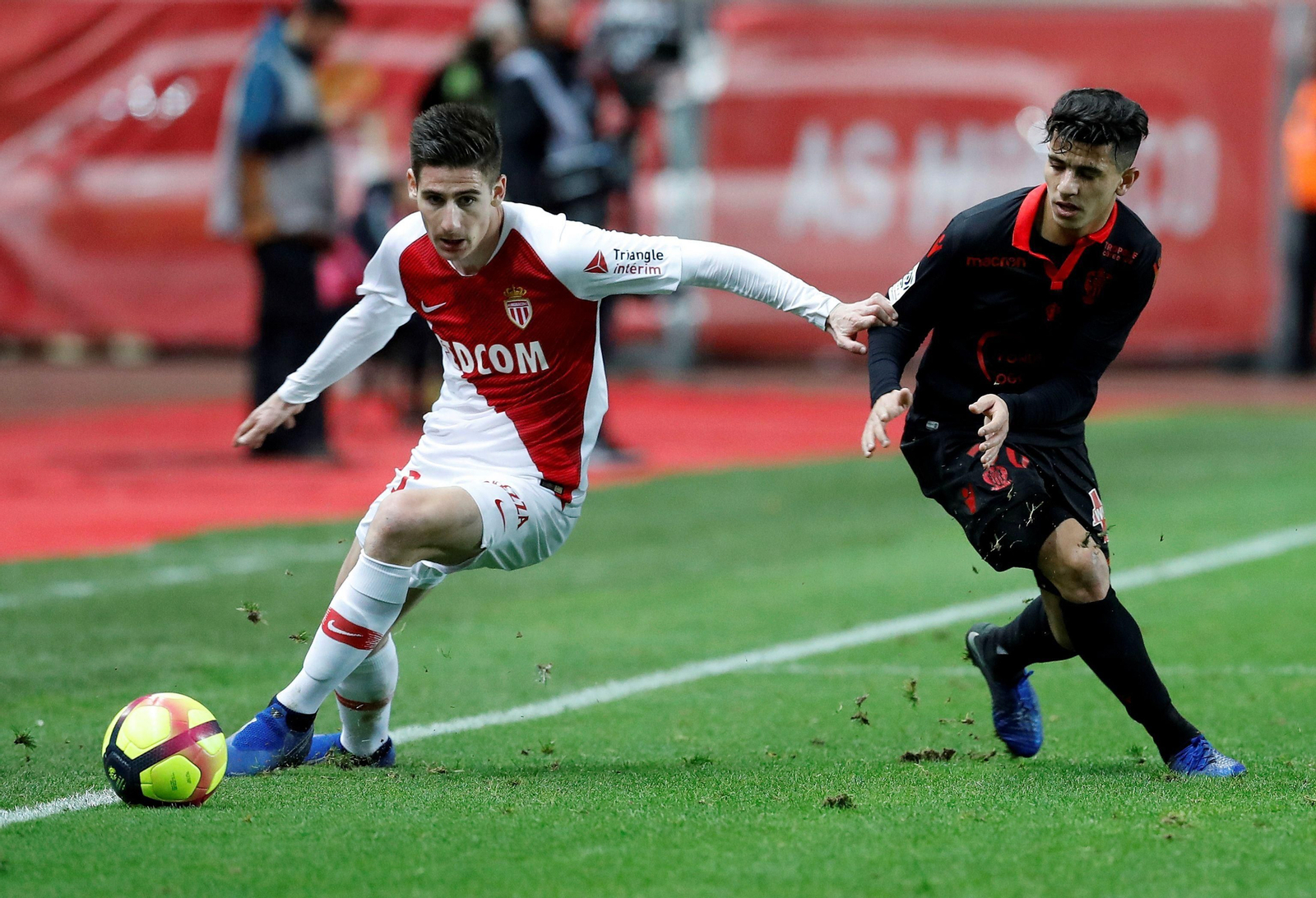 Youcef Atal, a la derecha, en un partido contra el Mónaco