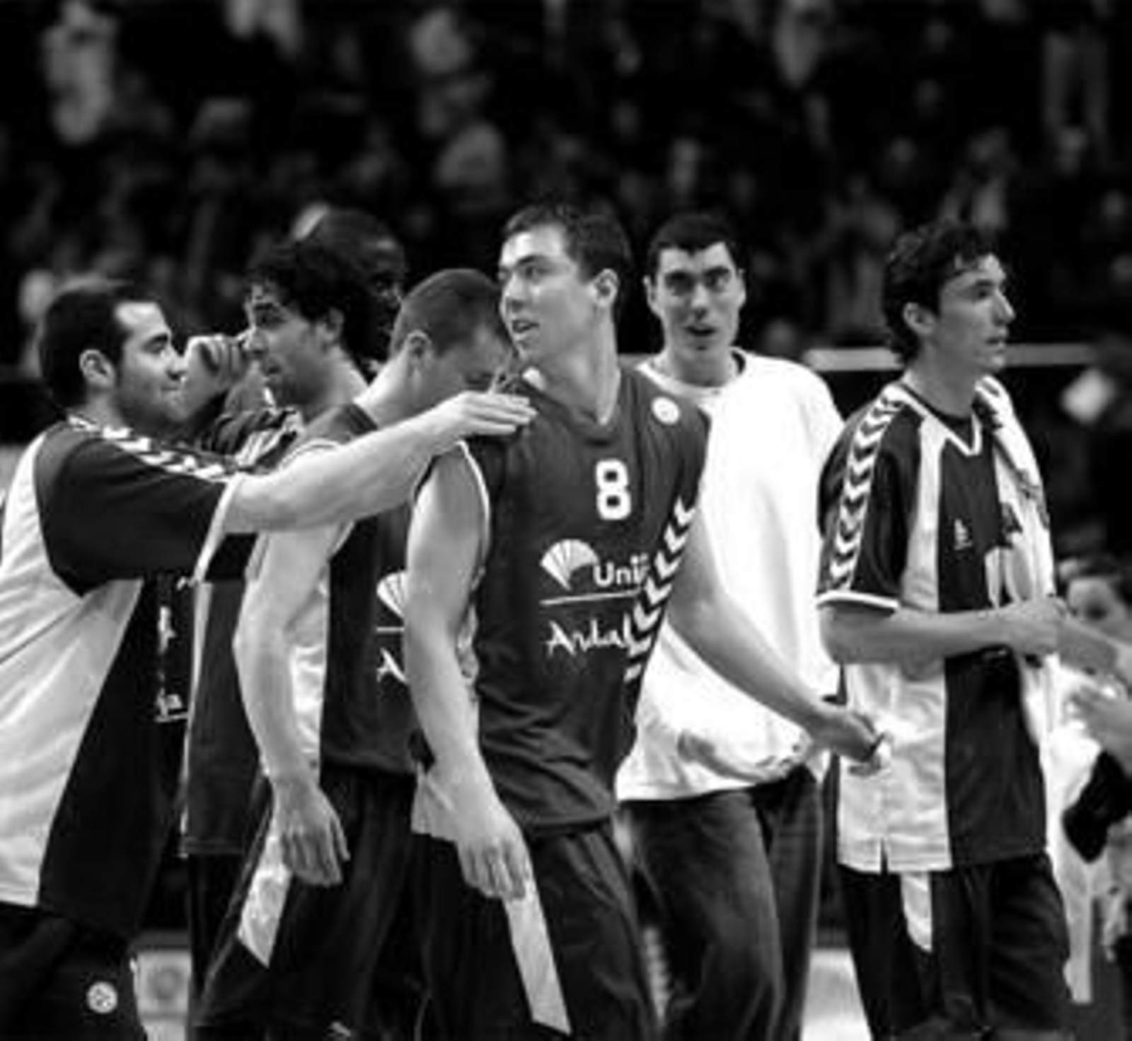 Los jugadores del Unicaja celebran el triunfo ante el Armani. Los jugadores del Unicaja celebran el triunfo ante el Armani.