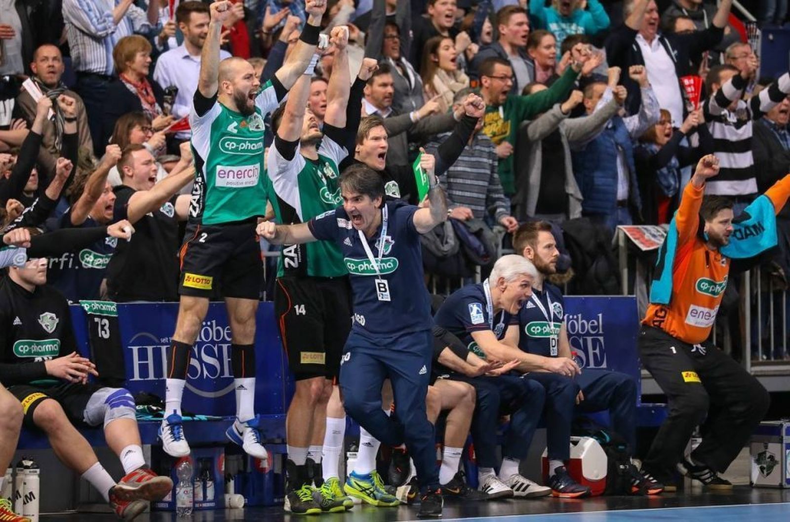 Antonio Carlos Ortega celebra un gol de su equipo.