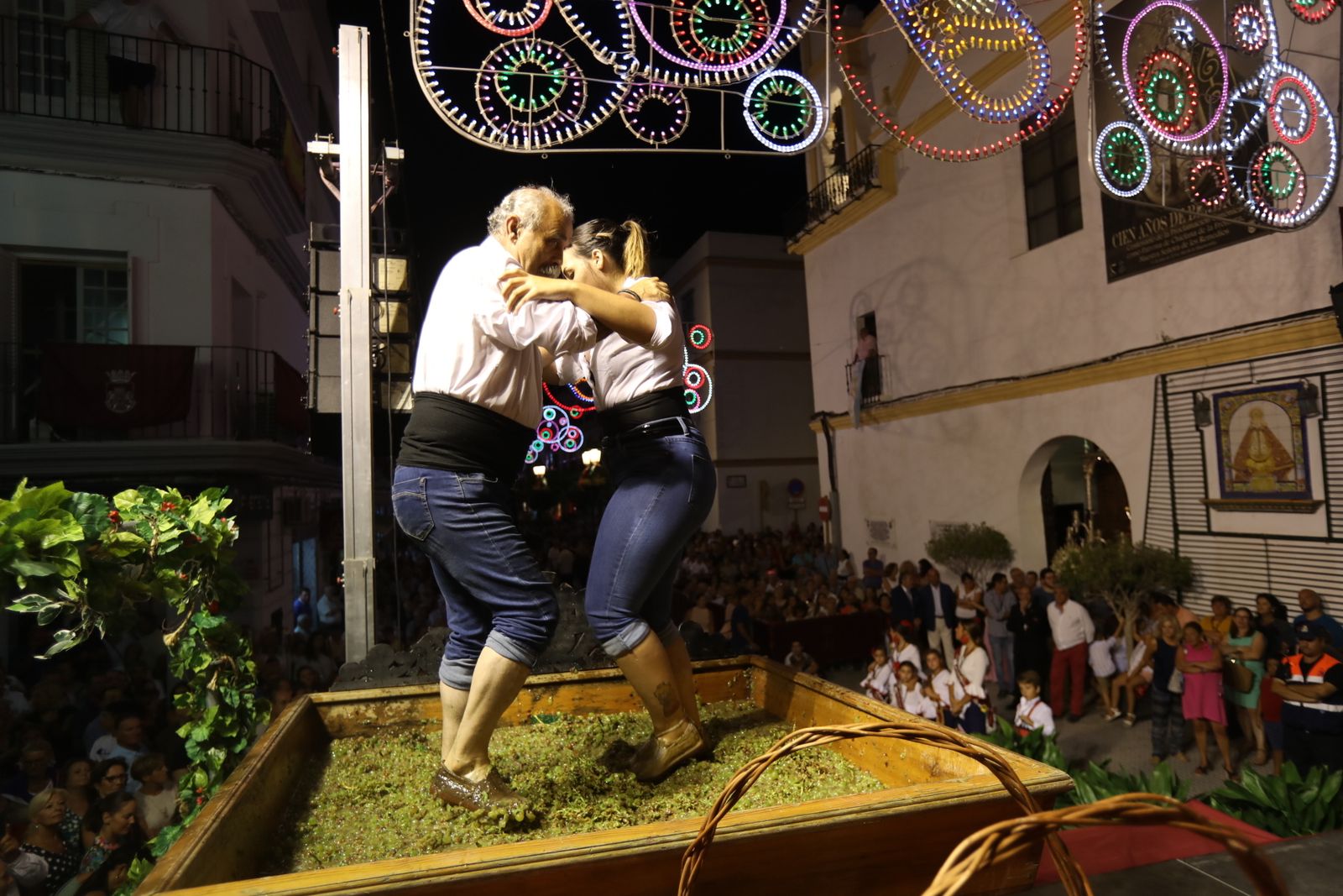 Un momento del acto de la pisa de la uva a las puertas de San Telmo.