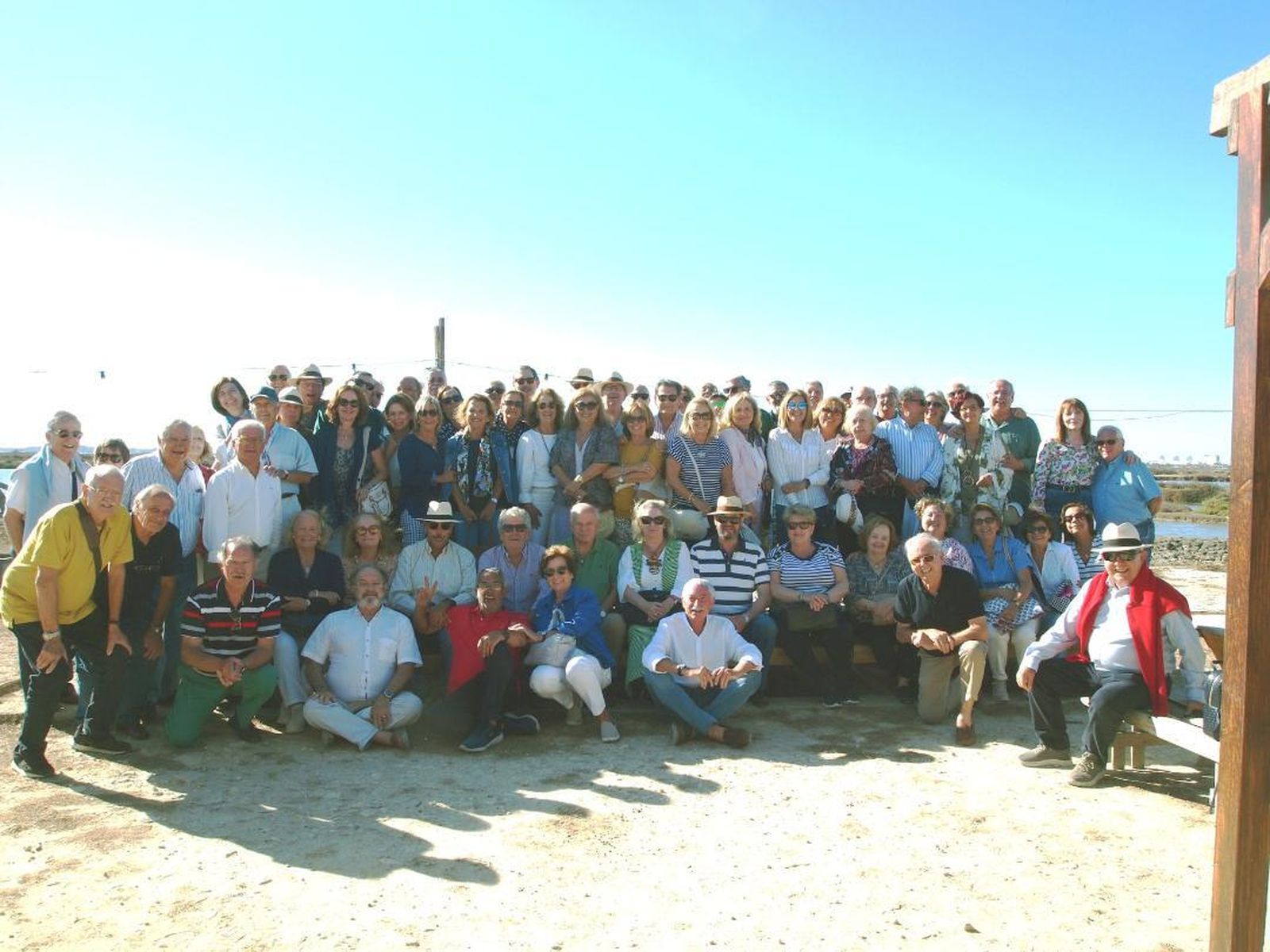 La asociación de antiguos alumnos de San Felipe Neri, durante su visita a un despesque de Chiclana, finalizando con una comida. Entre ellos, Enrique Muñoz, Juan Antonio Casas, Amparo Alonso, Marcos Arce, José Luis Castrillón, Antonio Saiz, Aurora Montero, Rafael Moreno y José Luis Tejada.