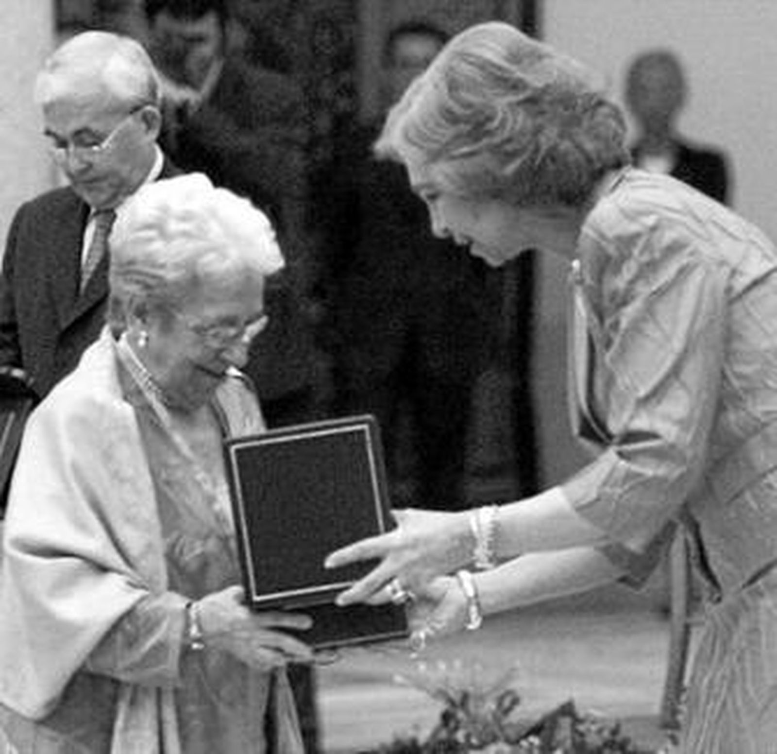 De Larrocha recibió en 2004 el premio Yehudi Menuhim de manos de la Reina Doña Sofía.