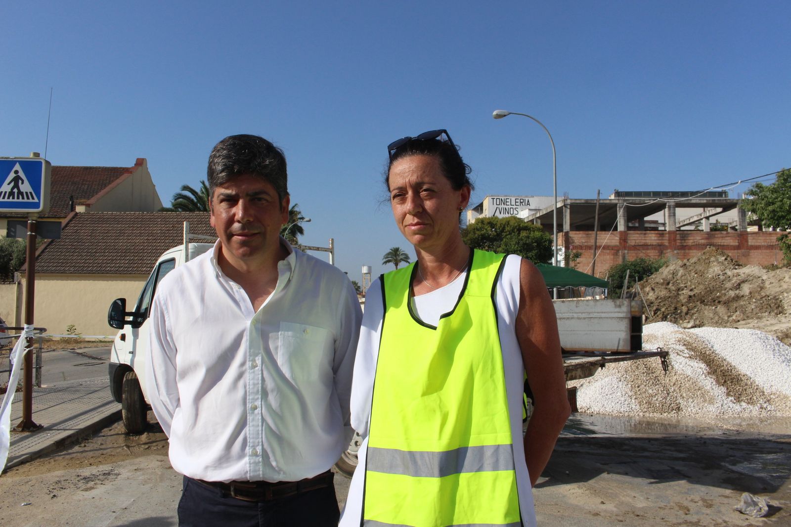Rafael Llamas y Matilde Mancha, junto al lugar en el que se desarrollan las obras.