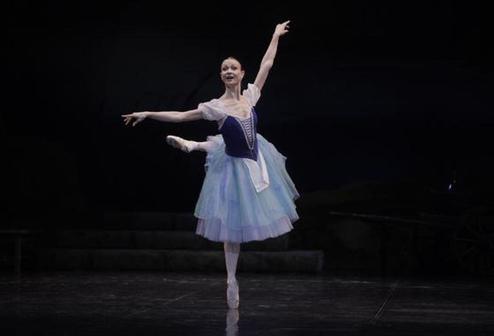 Imágenes de 'Giselle' en el Teatro de la Maestranza. / Antonio Pizarro