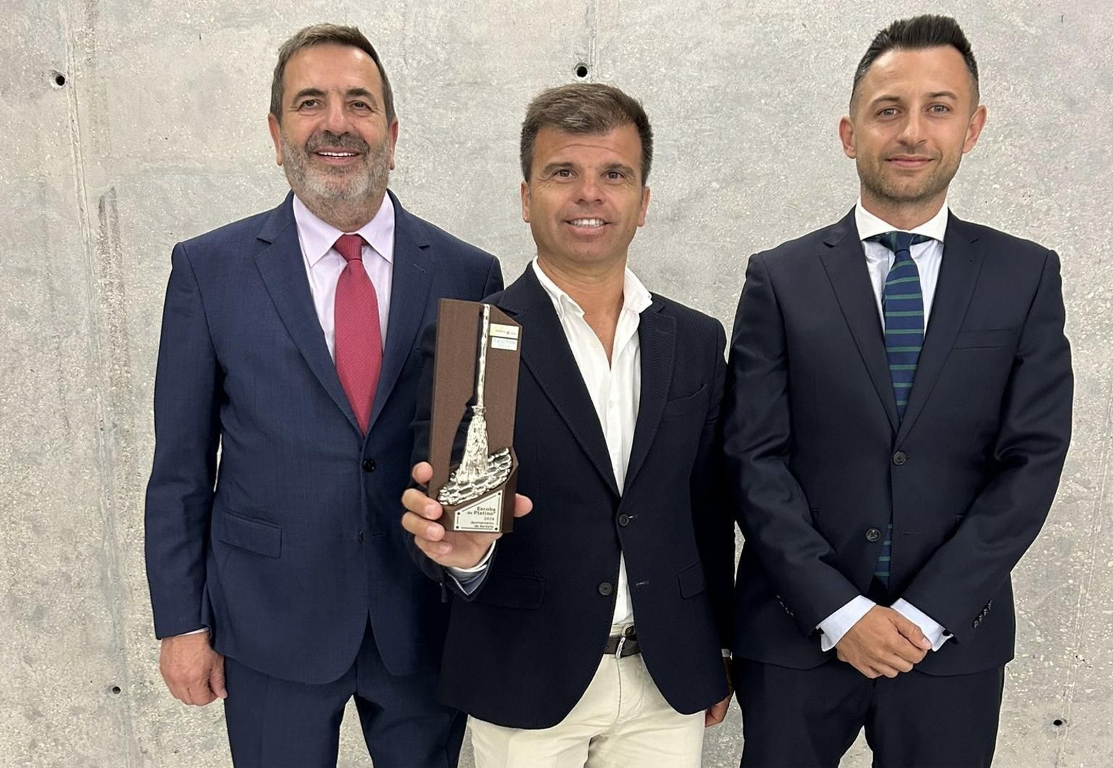 El edil de Limpieza, Diego López (C.), en la recogida del galarón. El edil de Limpieza, Diego López (C.), en la recogida del galarón.
