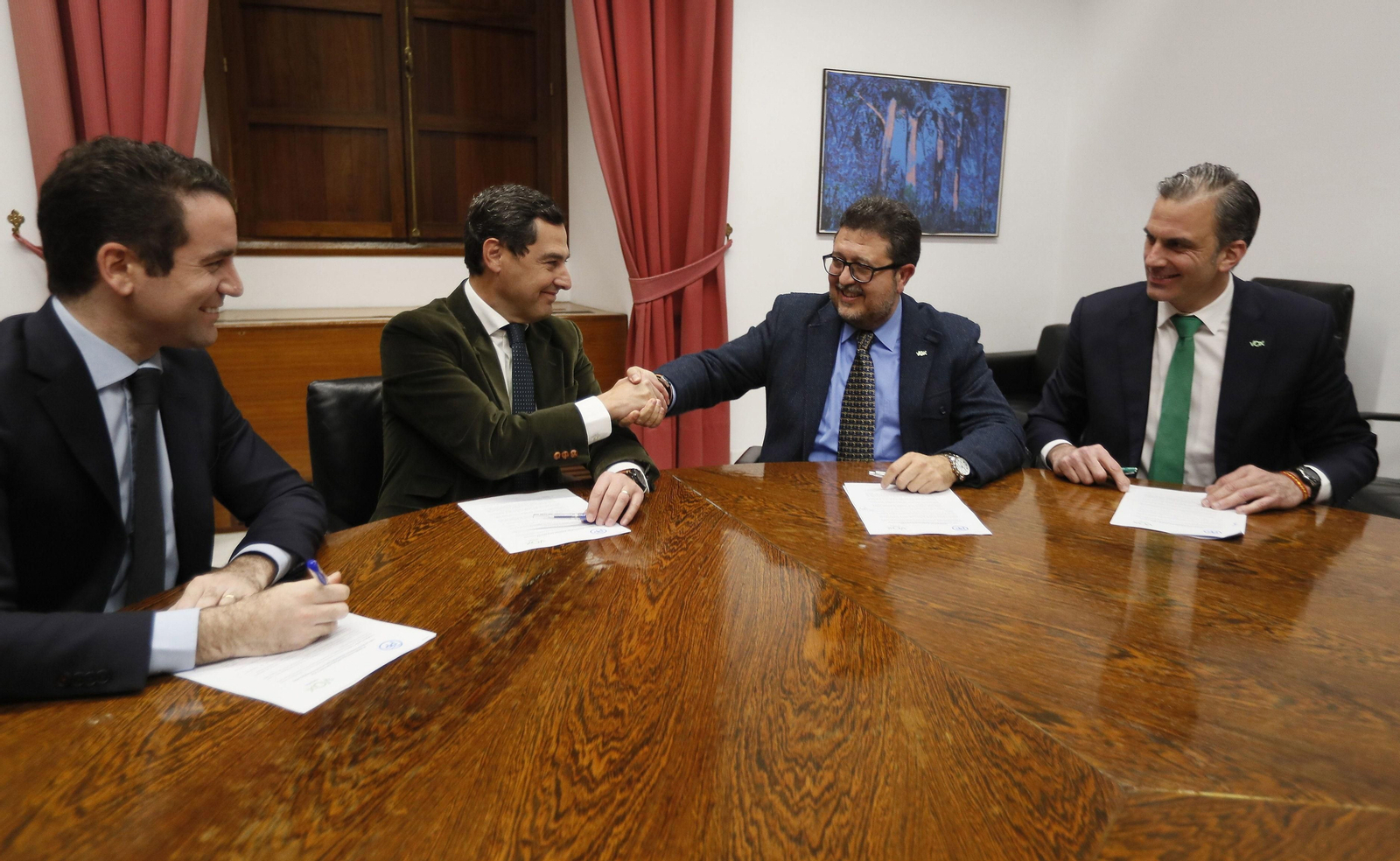 Juanma Moreno y Francisco Serrano sellan el pacto entre PP y Vox. Juanma Moreno y Francisco Serrano sellan el pacto entre PP y Vox.