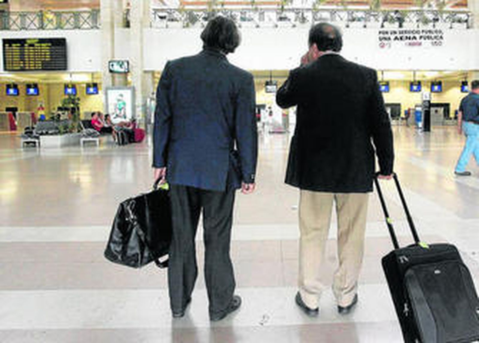 Dos pasajeros en la terminal jerezana, en una imagen de archivo.
