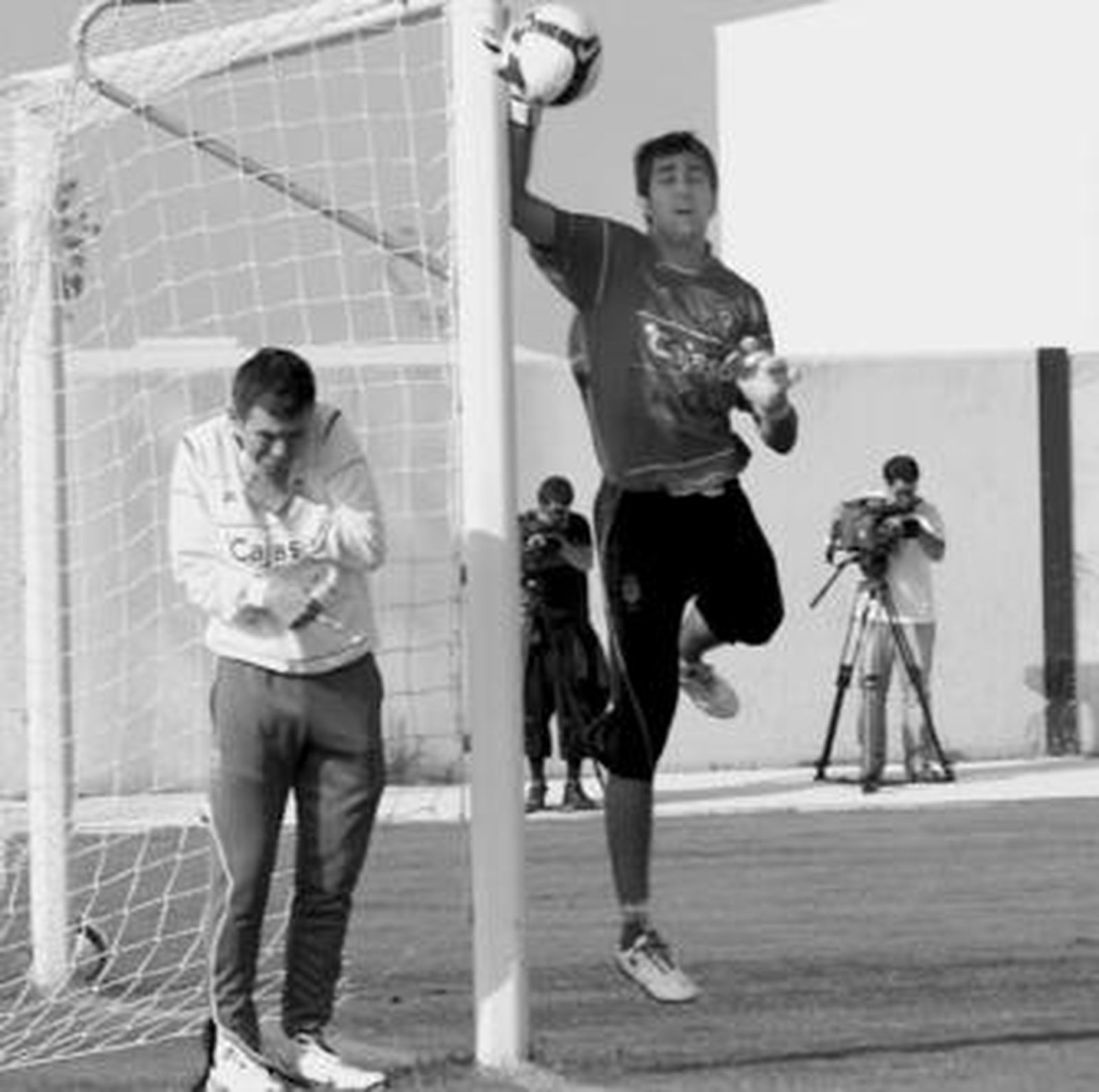 Alcaraz trata de evitar el lanzamiento de un balón ocultándose detrás de la portería recreativista, aunque contra Villa no podrá hacer eso.