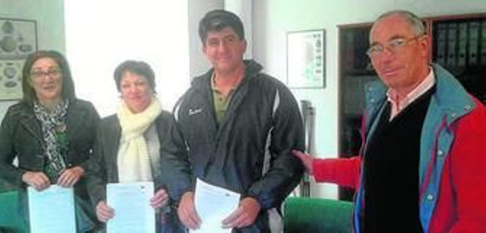 El director de la OCA Ramón Guerrero, junto a los beneficiarios de las ayudas.