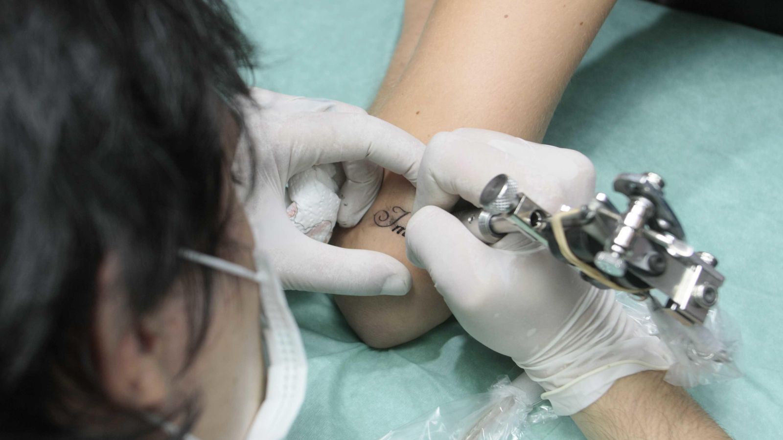 Todo aquel que lo desee podrá someterse a hipnosis para evitar el dolor del tatuaje.