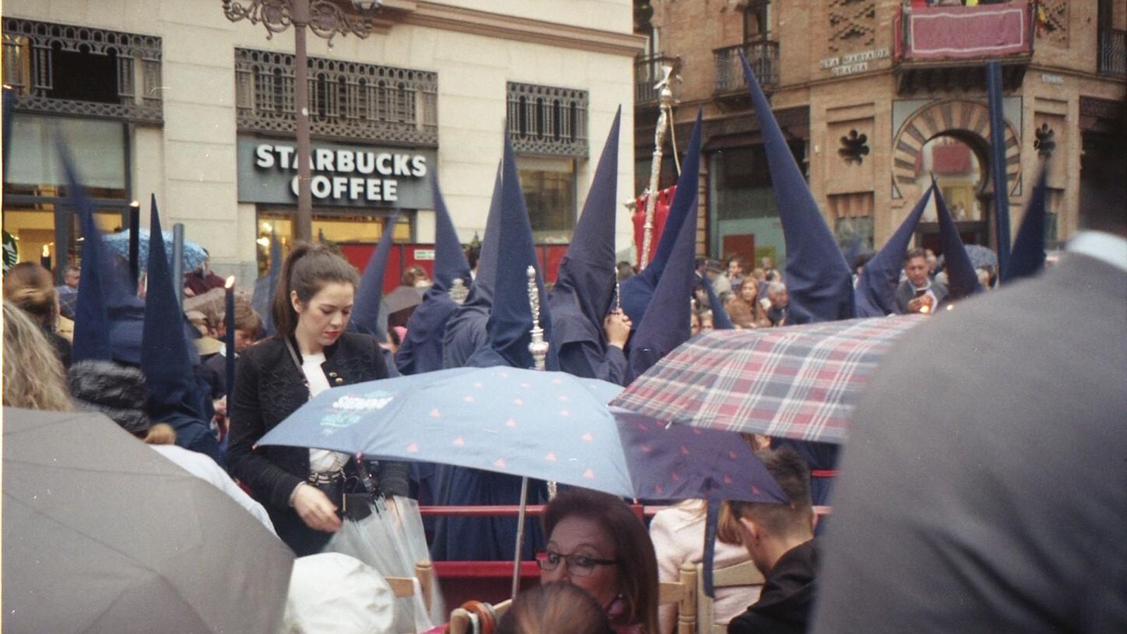 Lluvia el Miércoles Santo en la Campana sobre el Baratillo, desde una Canonet 28