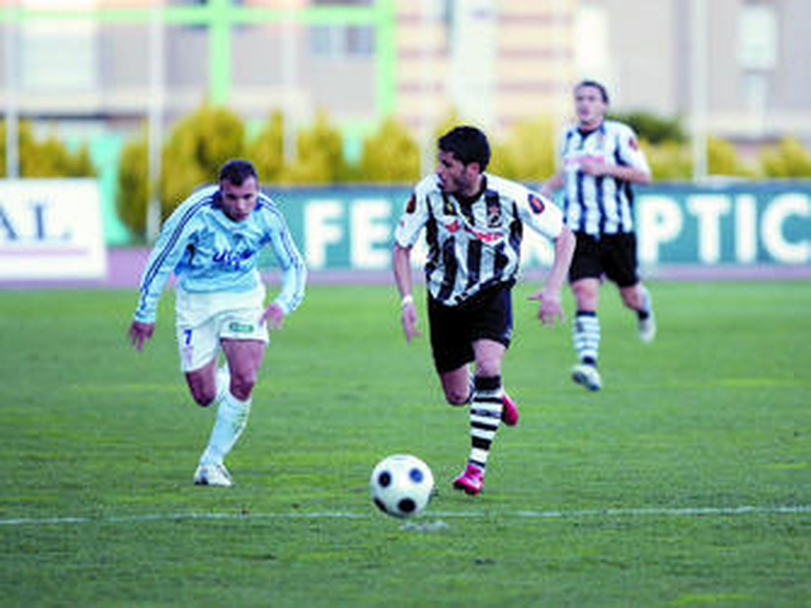 Juli persigue a un rival en el partido del domingo ante la Balompédica Linense.