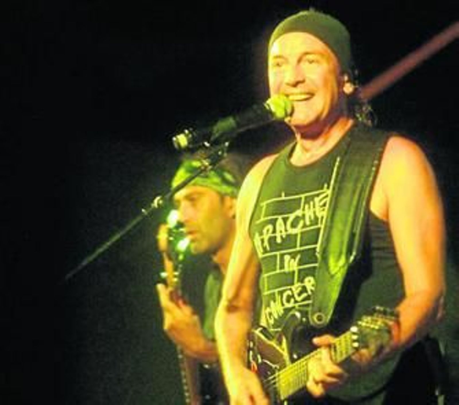 Luismi, vocalista de Apache y un artista que da gusto verlo moverse sobre el escenario.