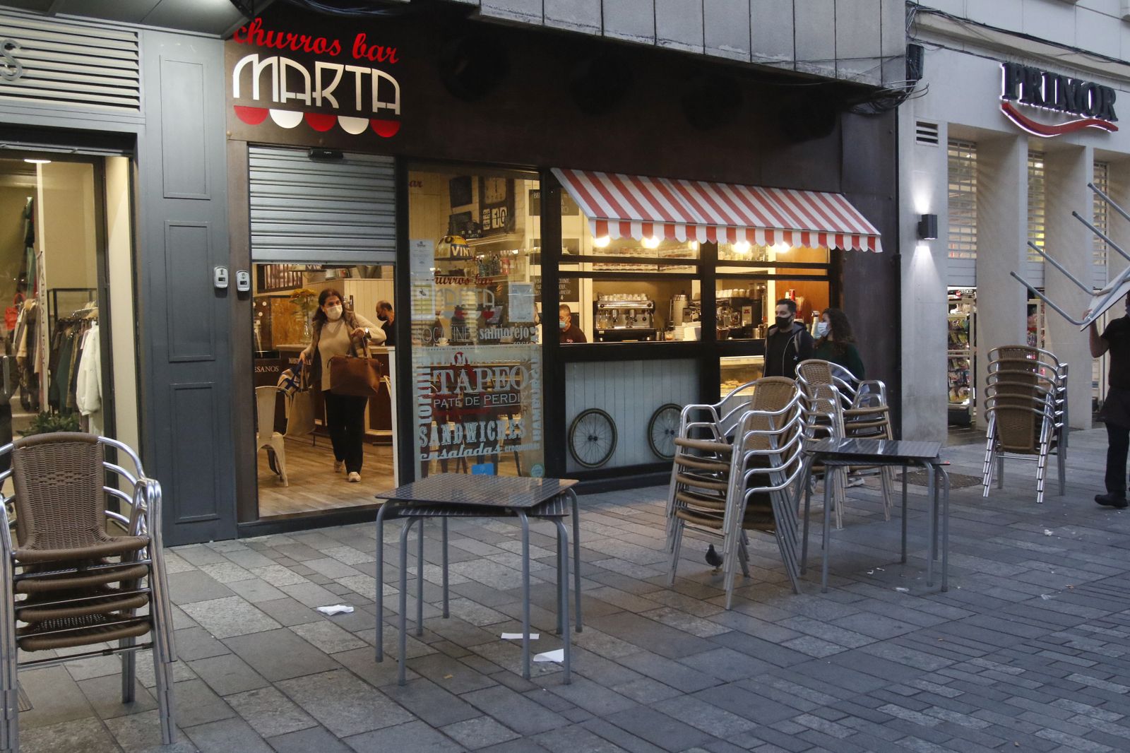 La primera tarde de cierre de bares y comercio en Córdoba, en fotografías