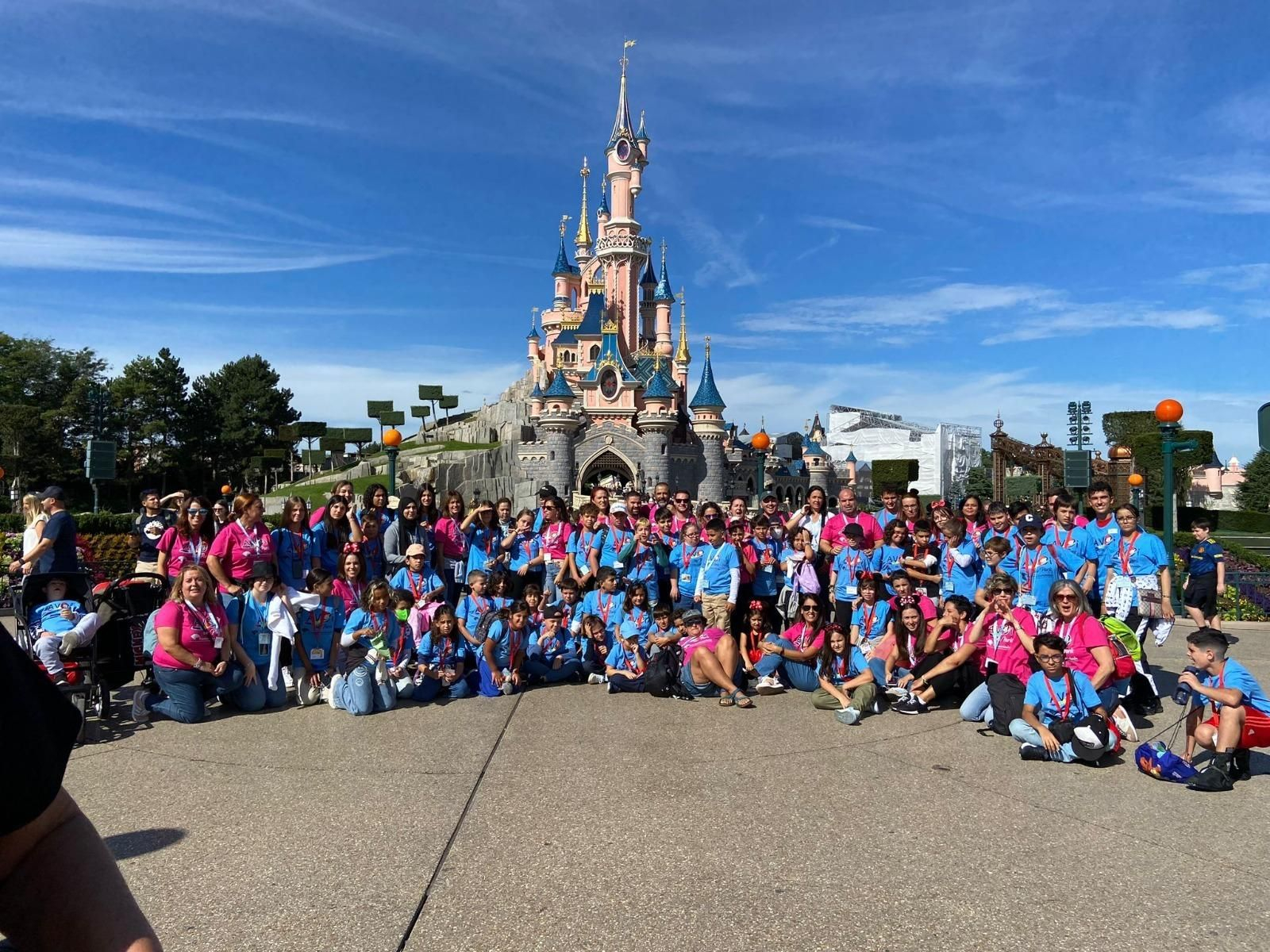 El viaje de AVOI a Disneyland París gracias a lo recaudado en las verbenas solidarias.