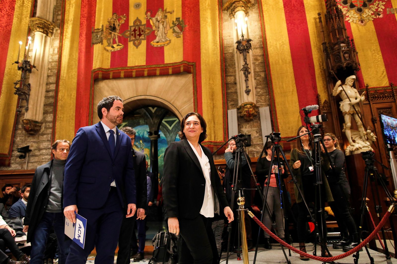 Colau reúne a 400 alcaldes catalanes para reclamar "diálogo" a Sánchez y una solución política para Cataluña