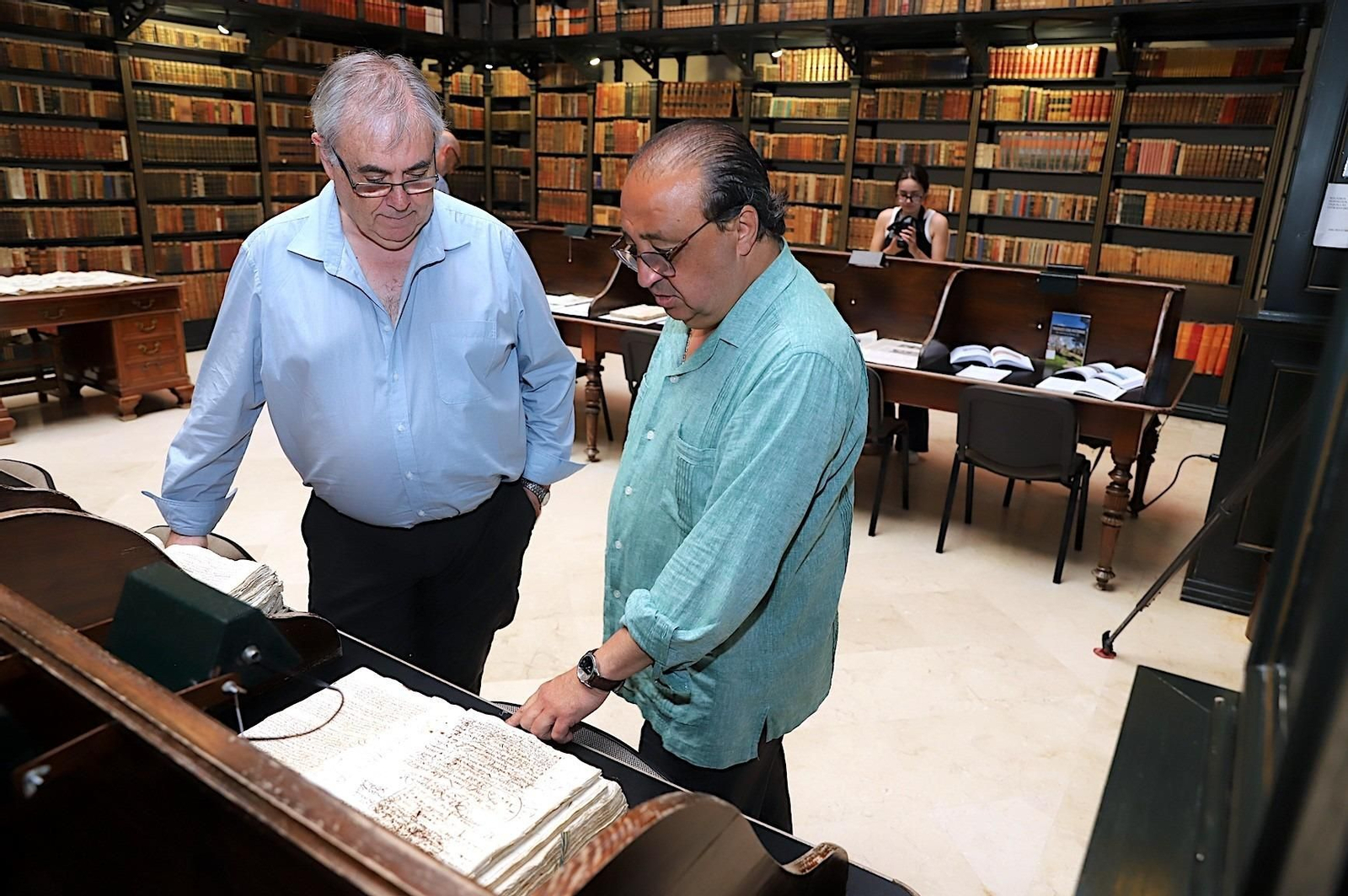 El responsable del Archivo Municipal, Cristóbal Orellana y el delegado de Cultura, Fiestas, Patrimonio Histórico y Capitalidad Europea de la Cultura, Francisco Zurita, visitando la exposición del Puente de Cartuja