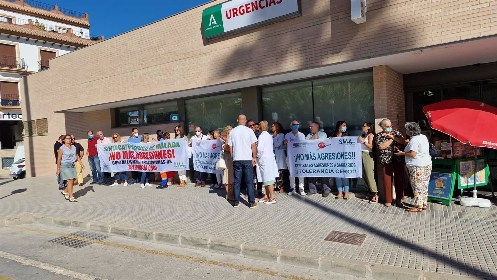 Concentración en el centro de salud de Alhaurín el Grande en repulsa a la agresión verbal a la médica.