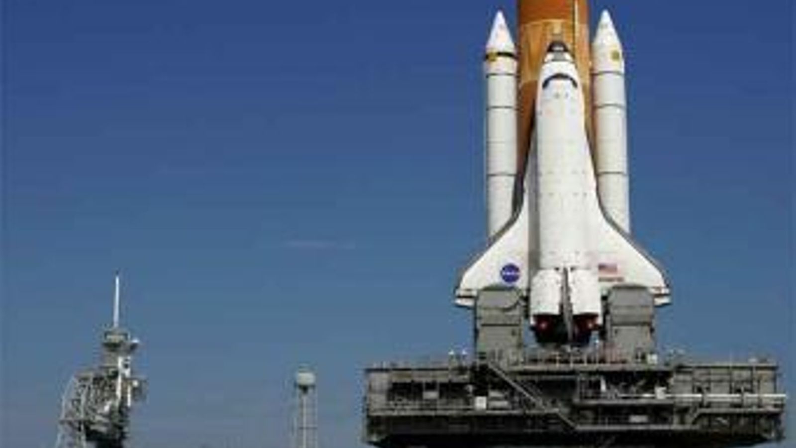 El transbordador estadounidense 'Atlantis' despega hacia la Estación Espacial Internacional con el laboratorio europeo 'Colombus'.