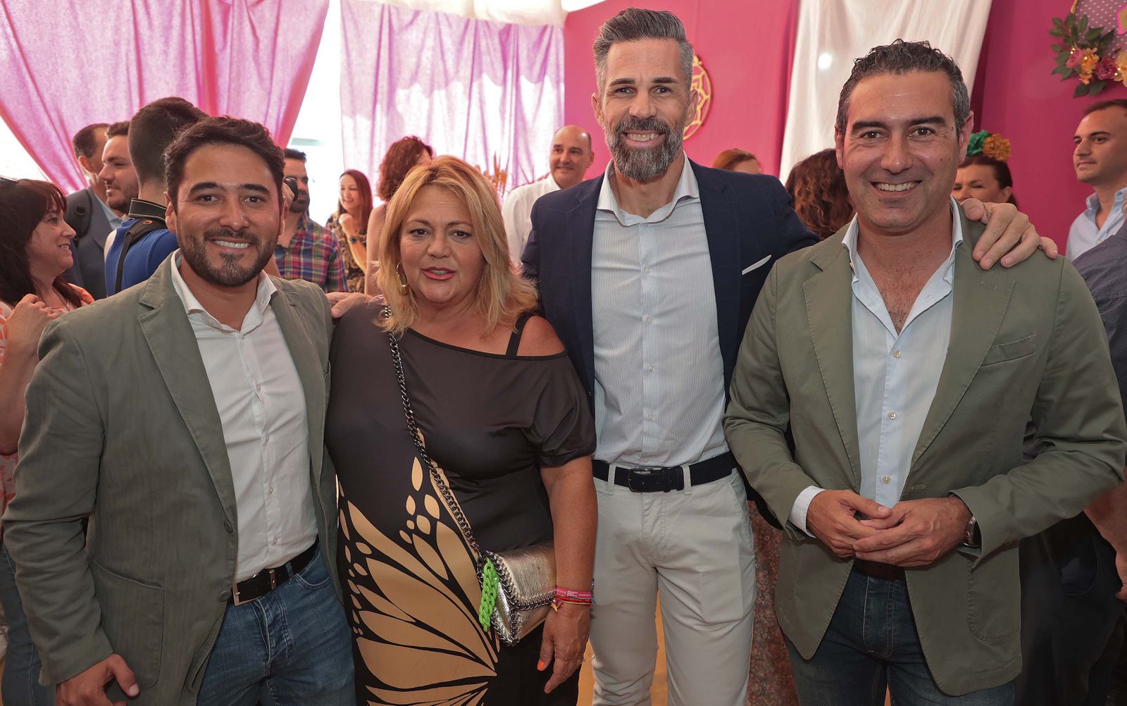 Imágenes de la copa de autoridades y medios de comunicación en la caseta municipal de la Feria Real de Algeciras 2024