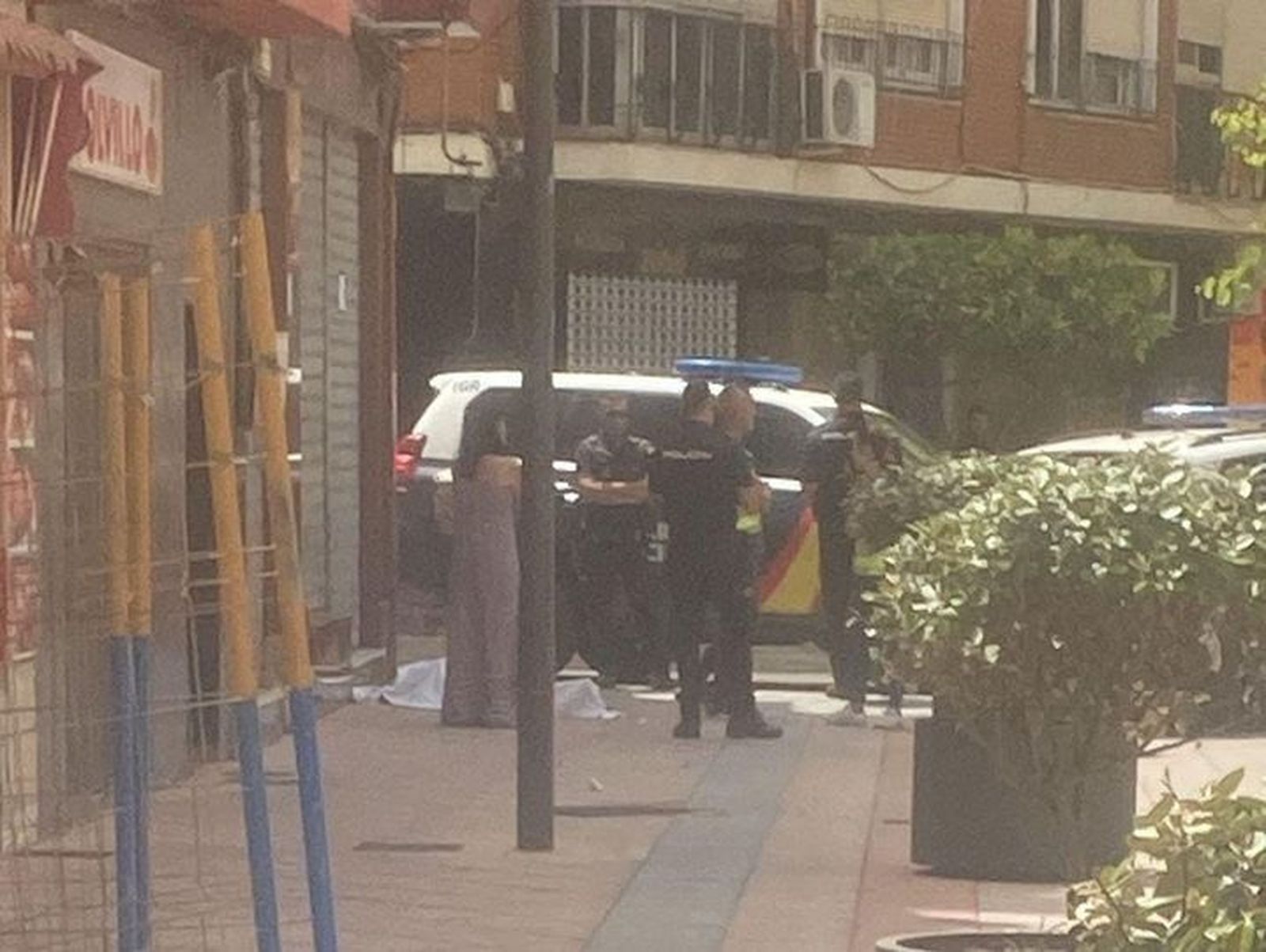 Agentes de la Policía Nacional junto al cadáver del hombre fallecido.