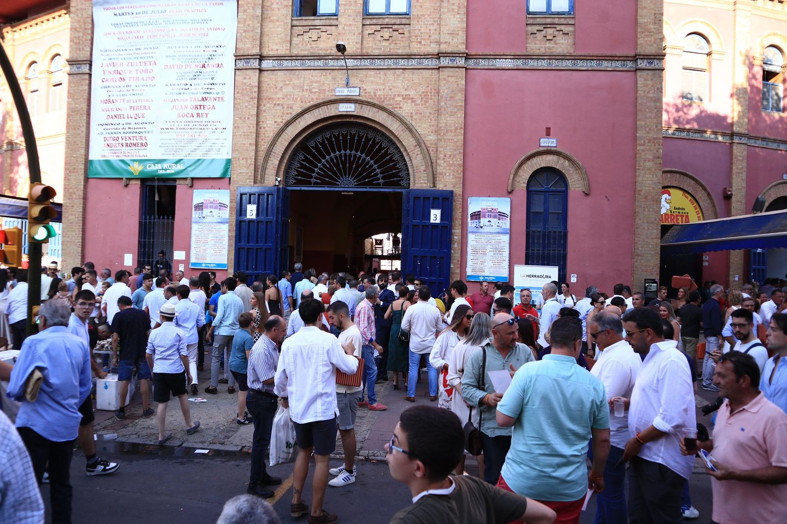 Imágenes de ambiente en el cuarto día de toros en Huelva