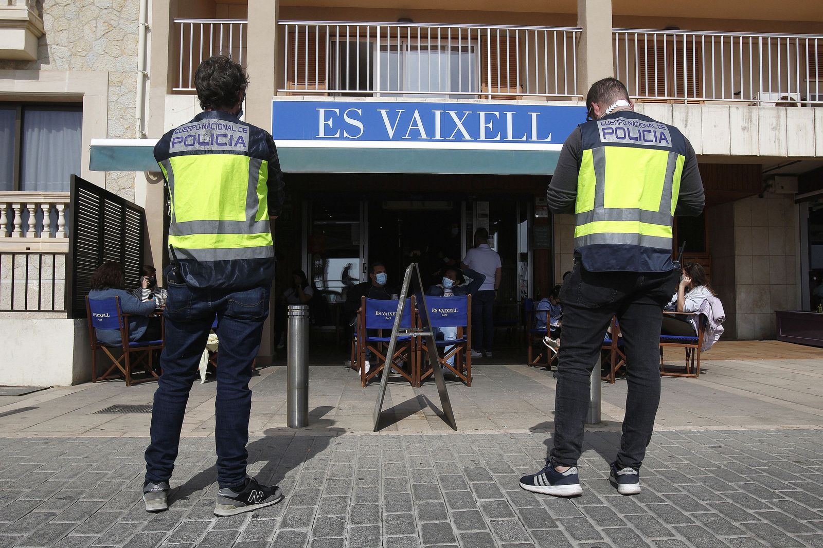 Dos agentes de la Policía Nacional durante un control en una terraza de un restaurante de Palma de Mallorca.