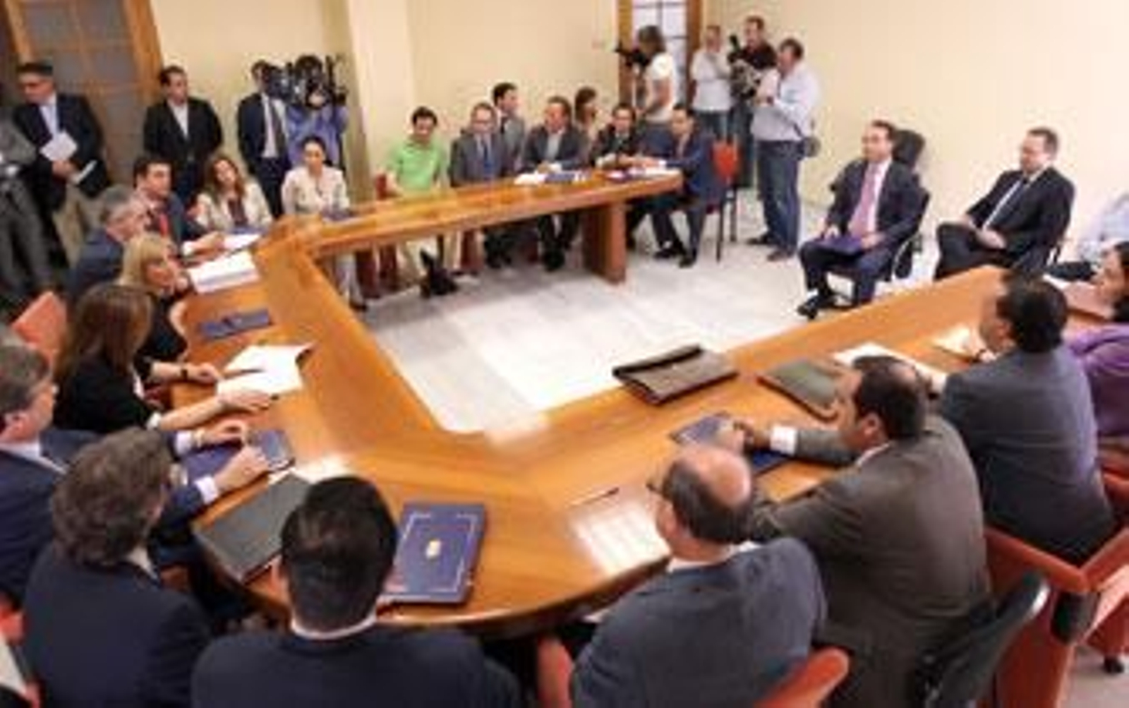 La alcaldesa, María José García-Pelayo, ayer junto a los representantes de las once entidades financieras que firmaron los créditos./Miguel Ángel González