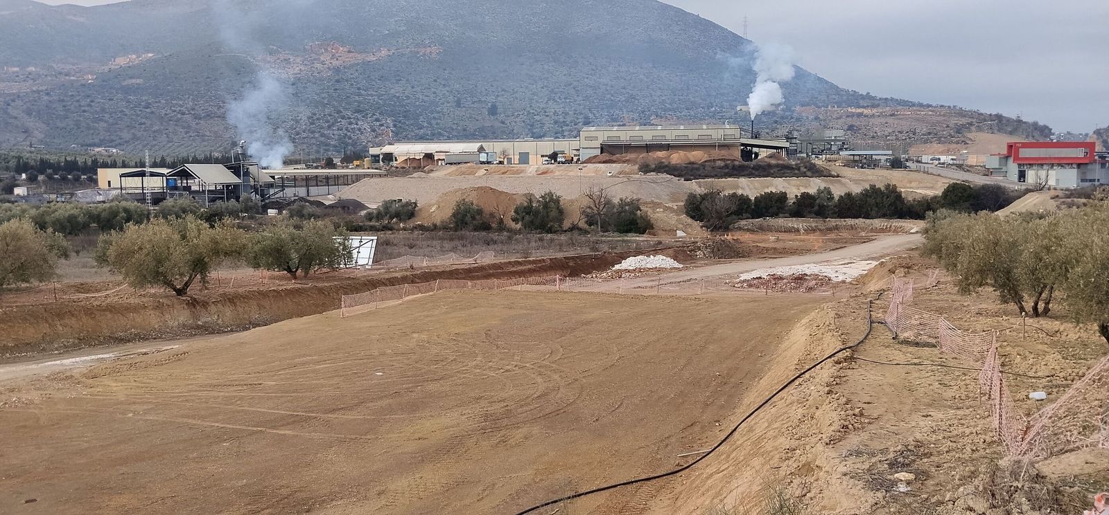 Imagen de la traza ferroviaria sobre la que se alzará el viaducto de Manzanil, entre el polígono y la Cooperativa San Isidro de Loja