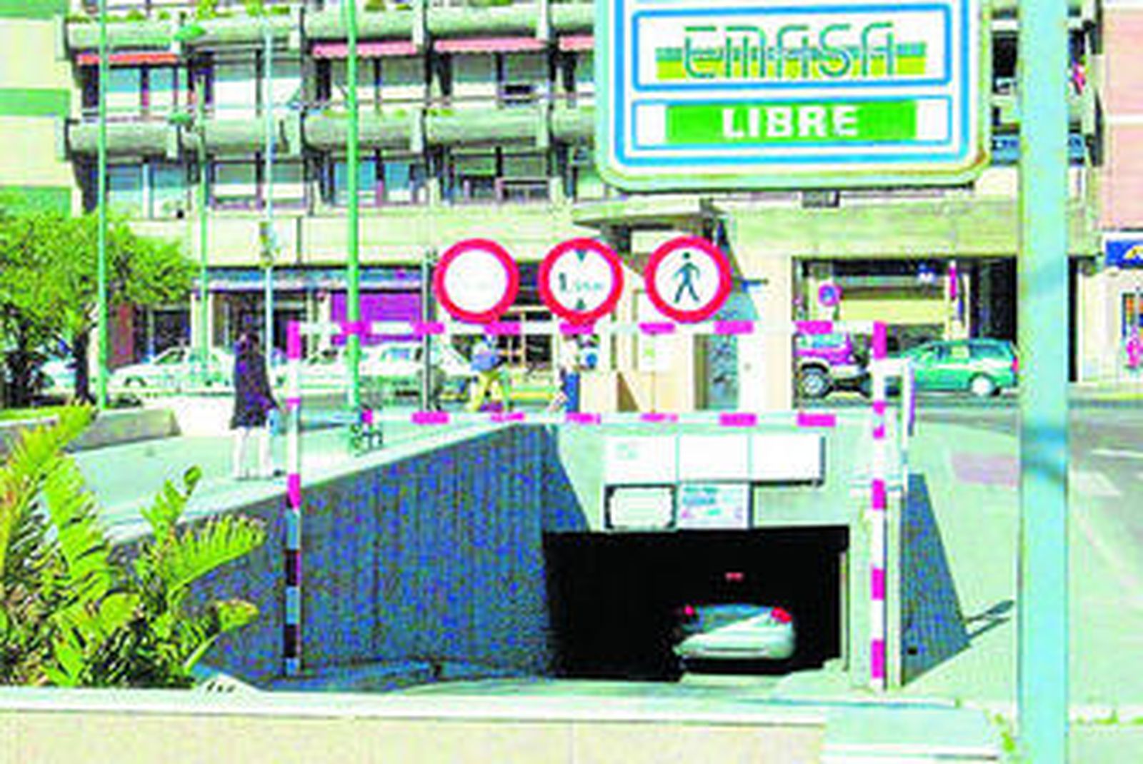 Acceso al subterráneo de la Glorieta Ingeniero La Cierva, donde se habilitarán ofertas especiales para los trabajadores del Puerta del Mar.