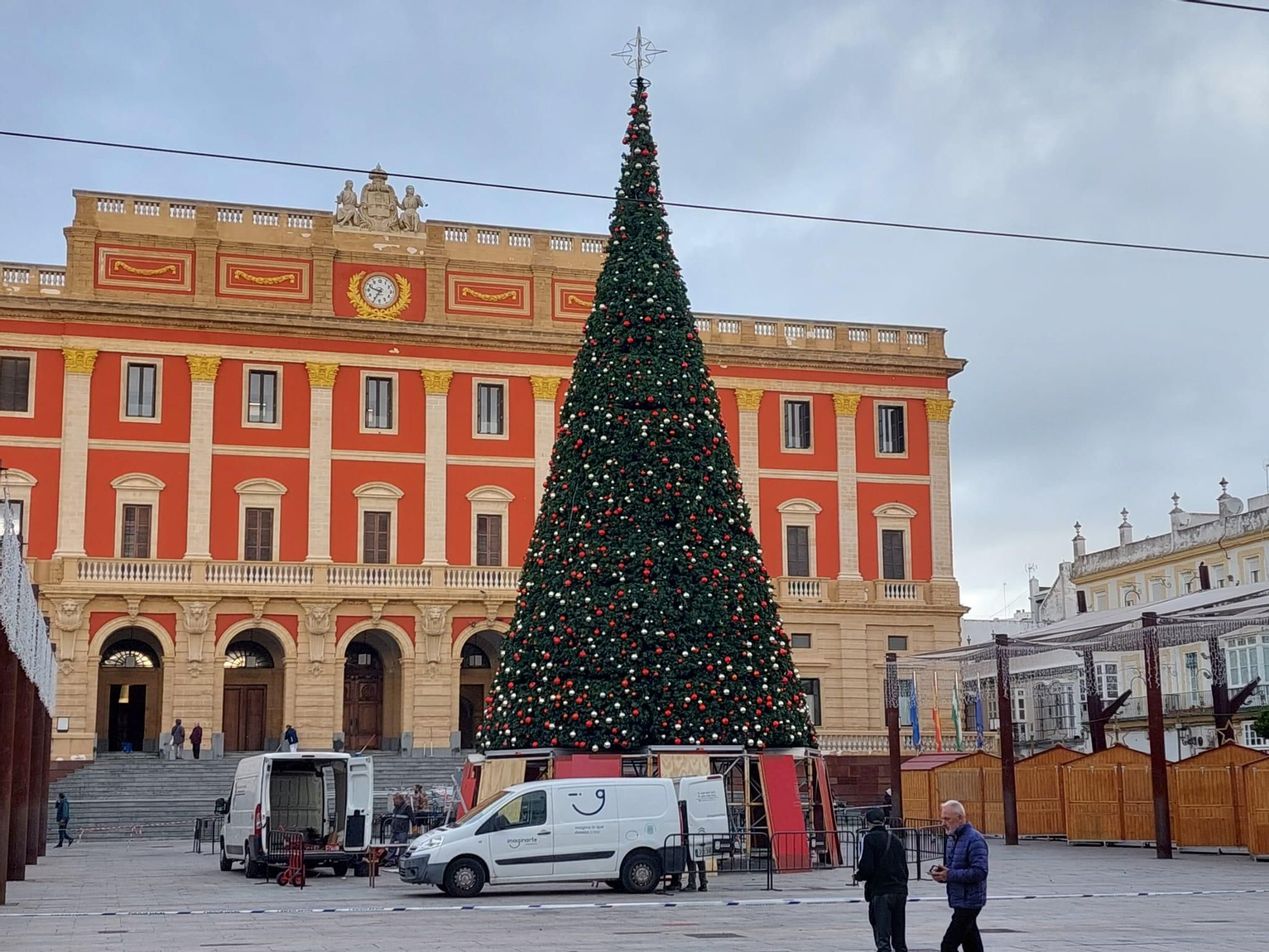 Este adorno de grandes dimensiones ya preside este céntrico espacio.