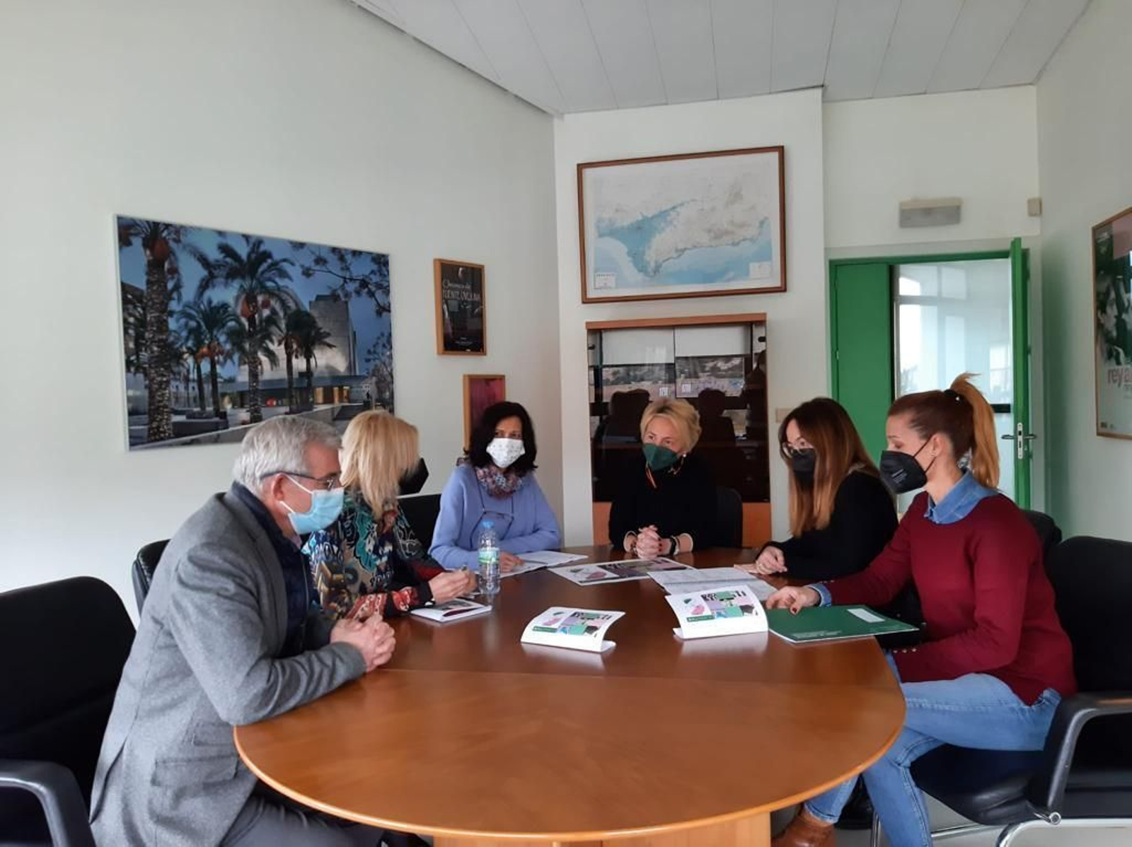 Eloisa Cabrera durante una reunión preparando la programación en distintos espacios y museos.