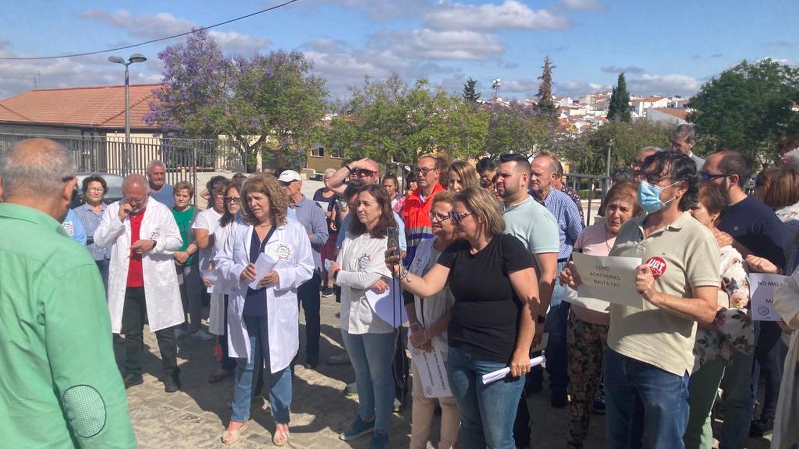 Concentración en el centro de salud de El Cerro de Andévalo, este martes.