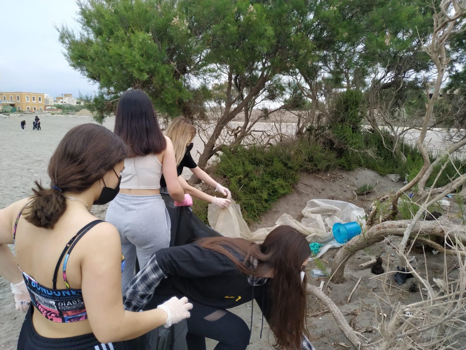 Limpieza de residuos en las playas de Almería.