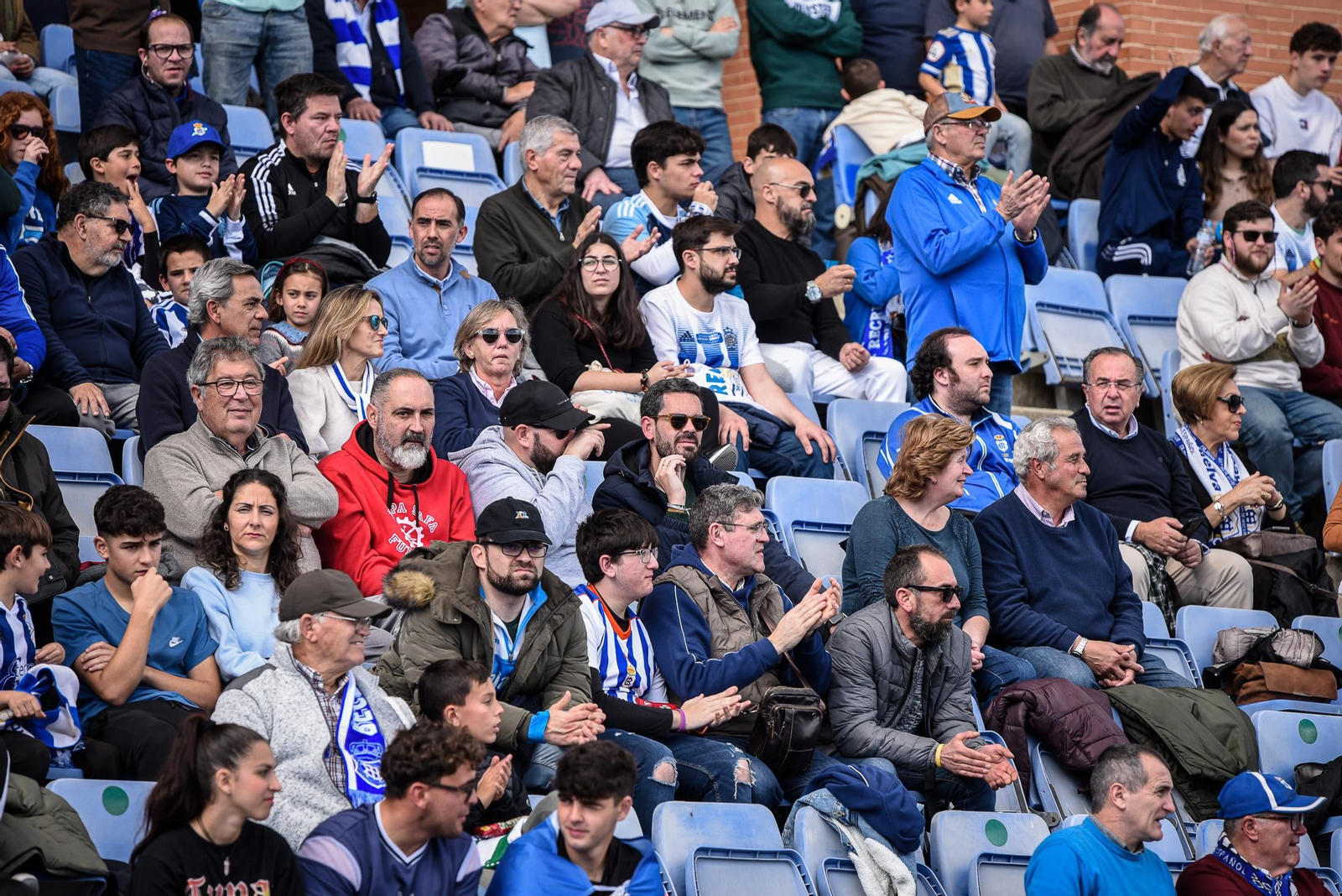 Imágenes de la afición en el Colombino en el Recreativo - Antequera