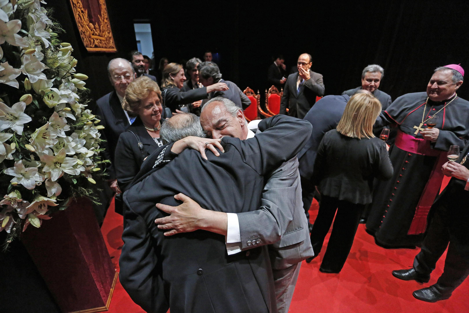 El pregonero recibió abrazos de familiares y amigos una vez bajó el telón del Villamarta.