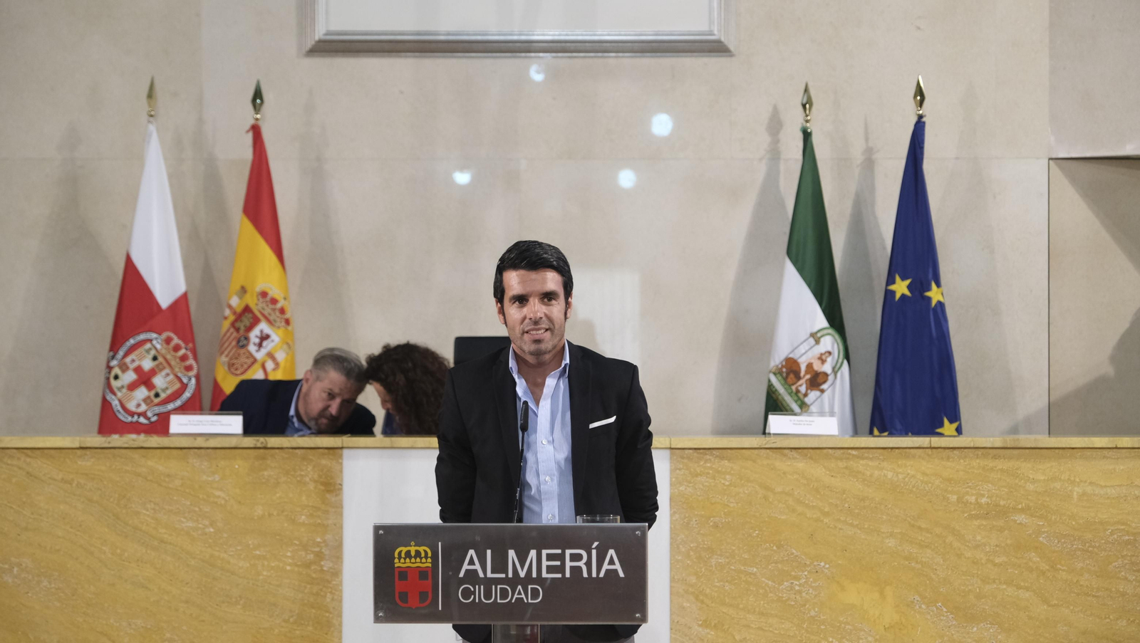 Imágenes de la entrega del capote de paseo de la feria taurina 2021 en honor a la Virgen del Mar, al torero Emilio de Justo