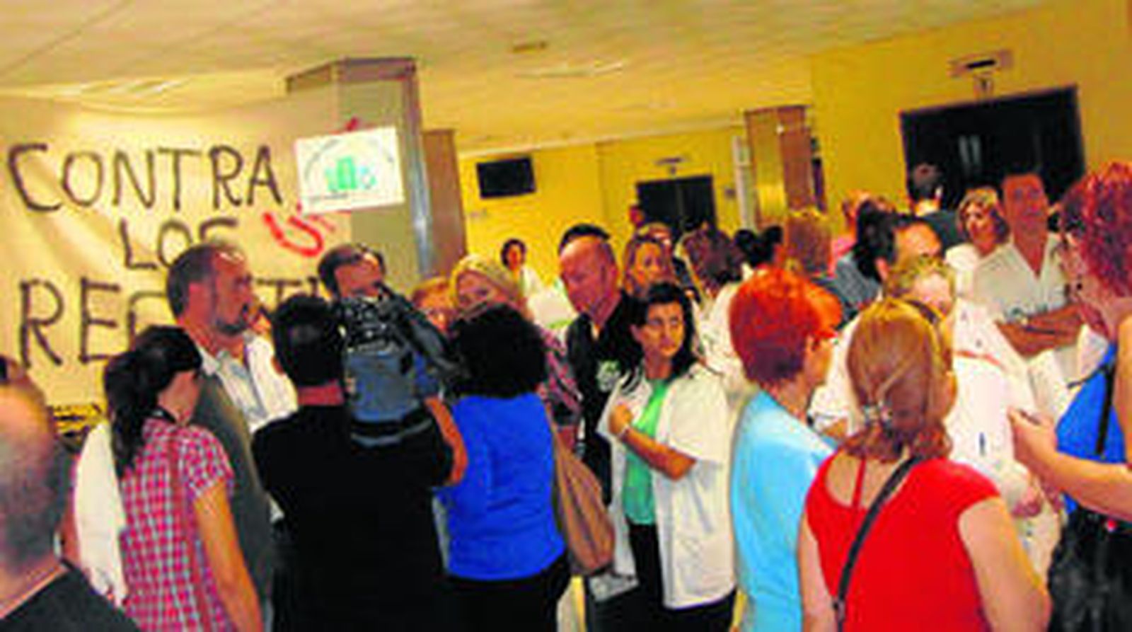 Médicos, enfermeros, auxiliares y personal del Complejo Hospitalario Torrecárdenas encerrados en el hall del centro.