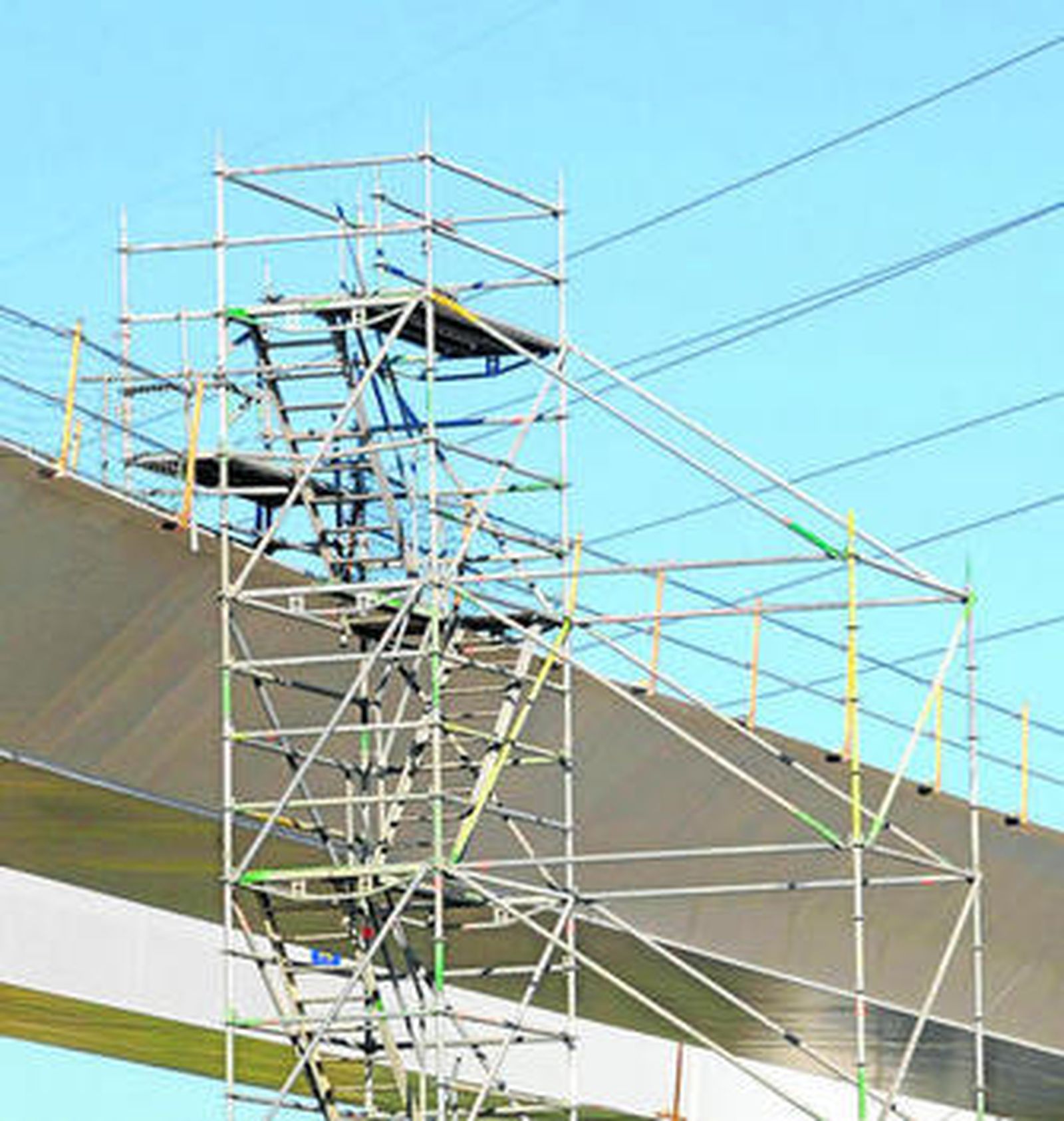 La plataforma del puente y arriba, la línea de alta tensión, en el tramo del Río San Pedro.