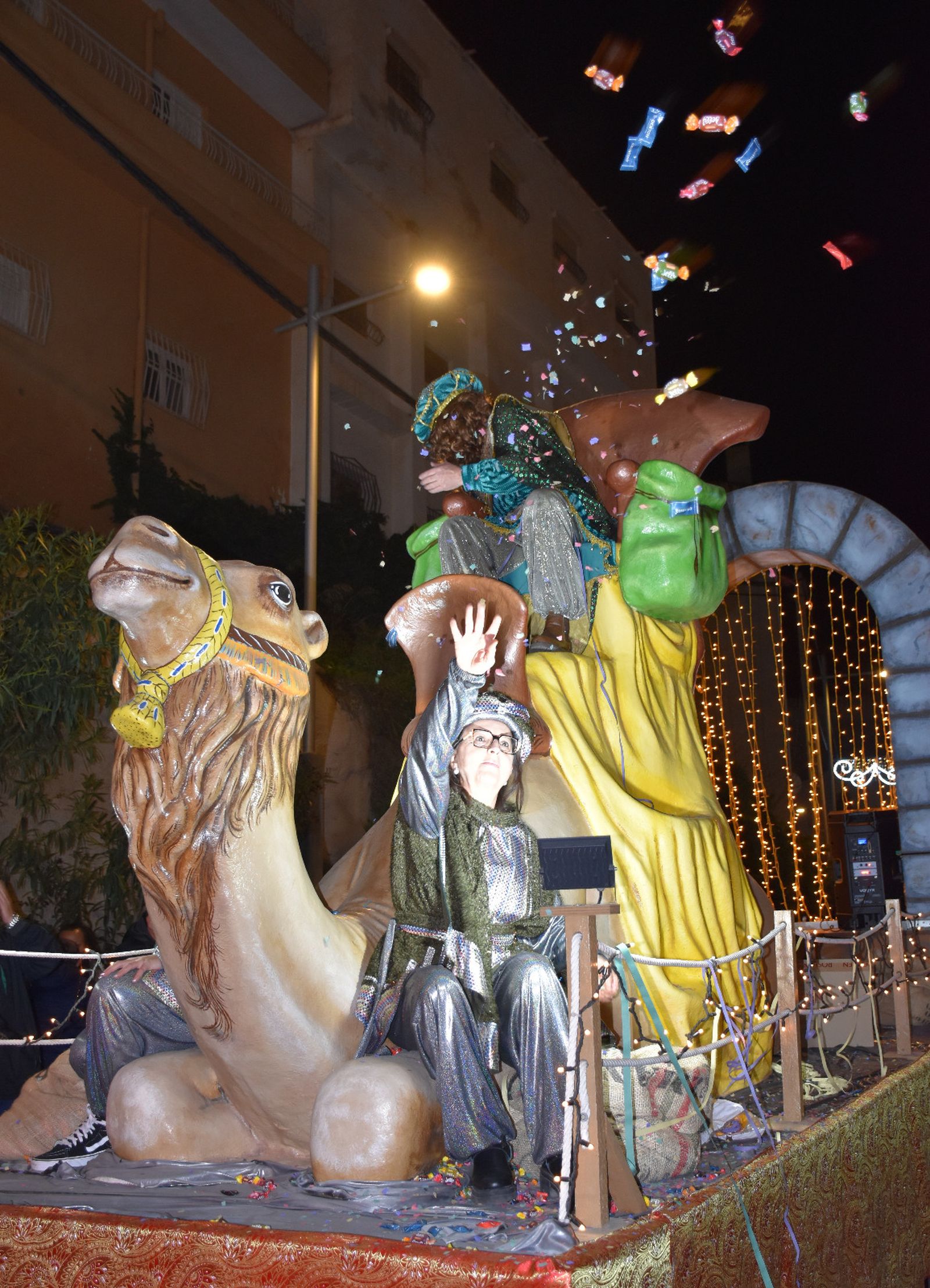 Macael desborda ilusión en la visita de los Reyes Magos: la cabalgata, en imágenes