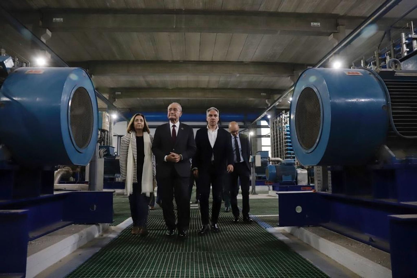 Bendodo visitando la obra acompañado de Francisco De la Torre.