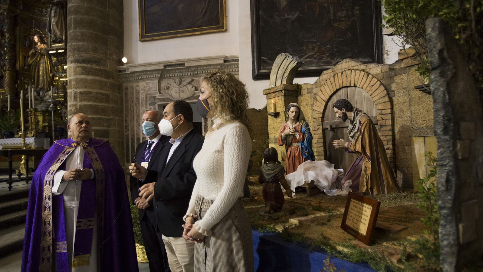 El sacerdote Rafael Fernández, Benito Fernández, Antonio Tena y Esther Barroso, ayer ante el Belén.