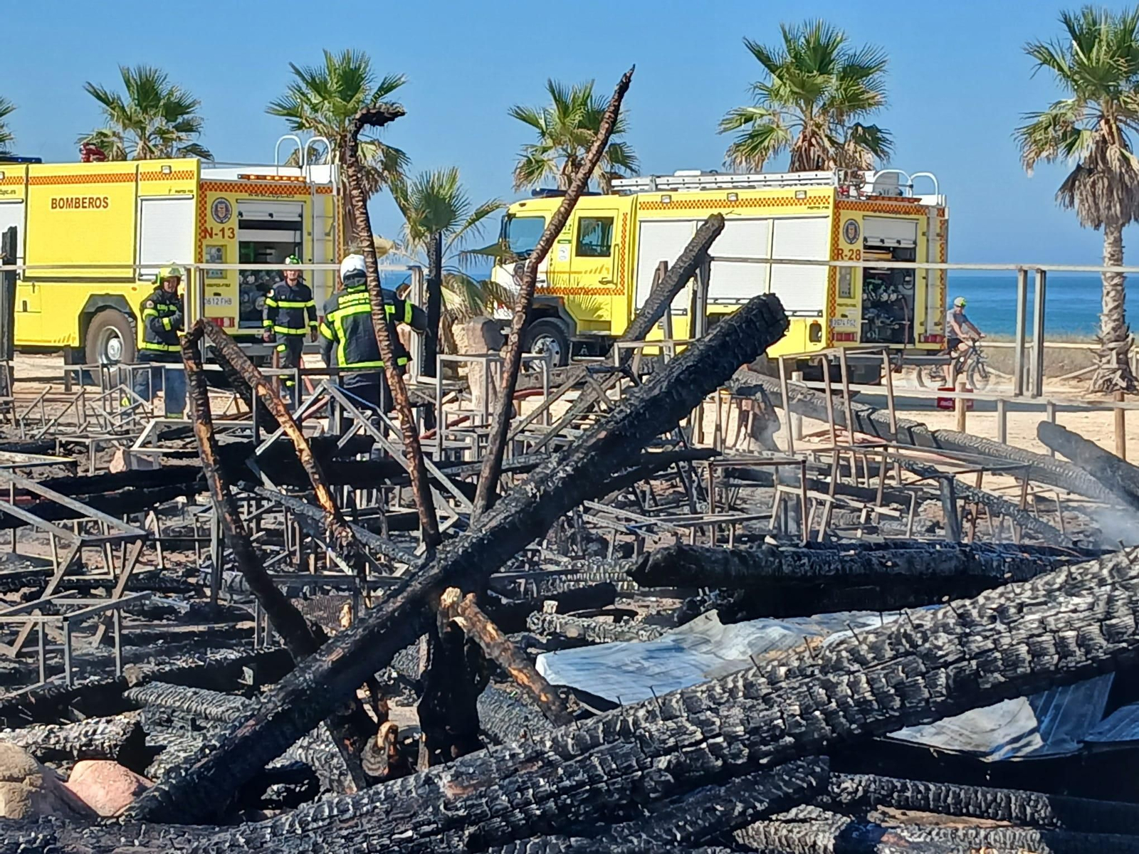 Las imágenes del incendio del chiringuito El Arenal de El Palmar