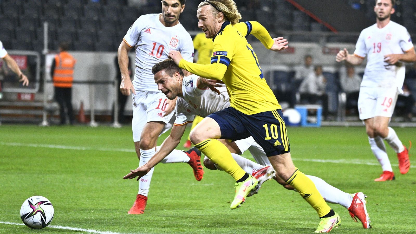Azpilicueta cae ante Forsberg en la derrota (2-1) ante Suecia en Estocolmo.
