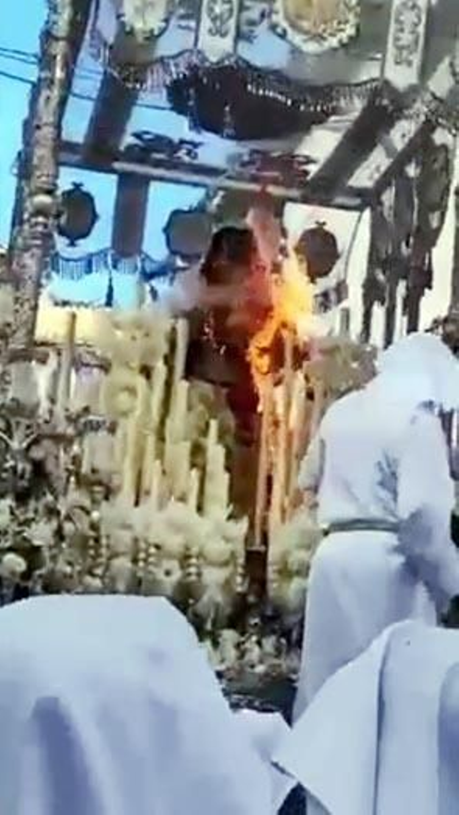 Imagen de la Virgen del Rocío en el inicio del fuego.